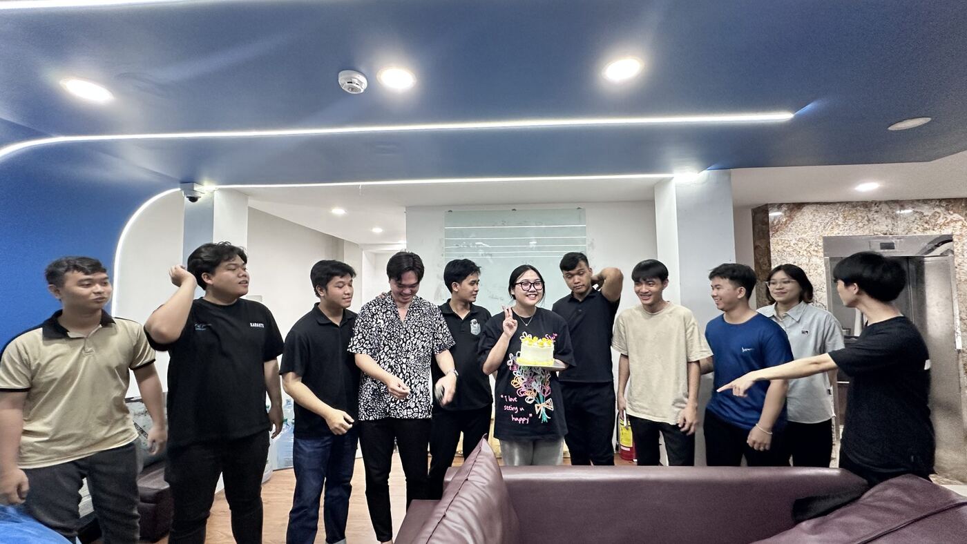 Nhân viên MONA tụ họp trong khu sofa nghỉ ngơi của văn phòng